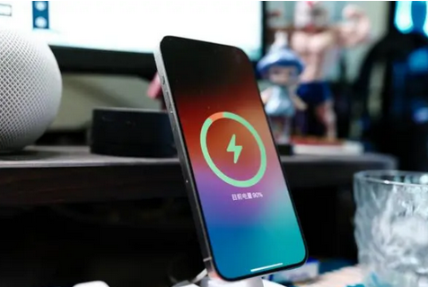钟楼苹果15换屏服务分享用什么充电器给iPhone15充电更好 